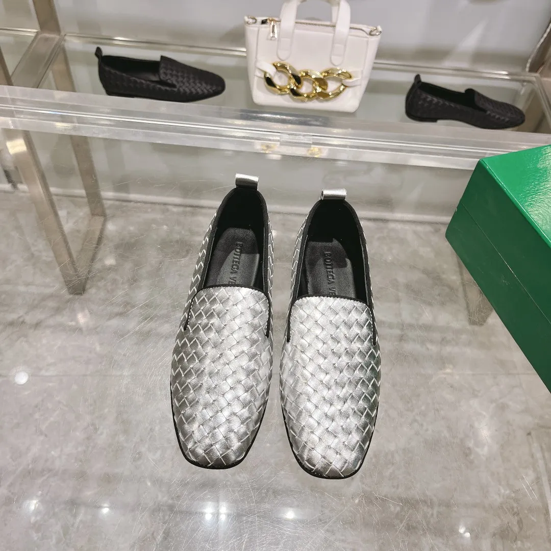 [BV] Top P: 760💰Size for couples: 35-44 (Female 40, Male 38 45, custom-made and non-returnable) (Bottega Veneta) Genuine leather outsole classic woven beanie shoes, two-wear heel set Blessed are the little feet👣👣Comfortable casual shoes that can be worn all year round, made of imported first-layer sheepskin➕fine-quality sheepskin leather, imported sheepskin lining, luxury genuine leather outsole [rose][rose], Bottega Veneta is an Italian luxury brand. Made using traditional Italian leather craftsmanship. .
